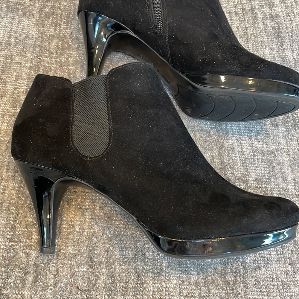 Bandolino black ankle booties